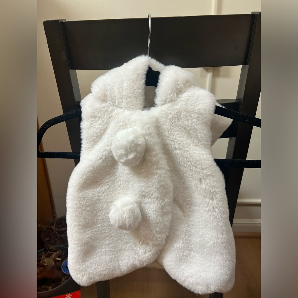 Isaac Mizrahi fluffy vest. White. Size 24 months.